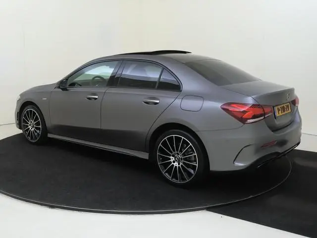 Mercedes-Benz A-klasse 250 e Business Solution AMG-Line / Panaromadak / Achteruitrijcamera / Night-P...