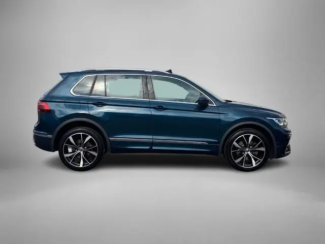 Volkswagen Tiguan 1.4TSIeHybrid 180kW/245PK R-Line · Panoramadak · Leder · Trekhaak · Camera · Dodeh...
