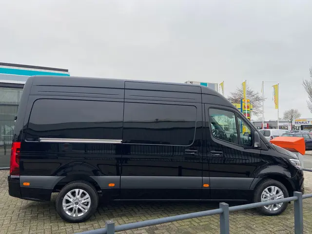Mercedes-Benz Sprinter 319 CDI L2H2 2x Schuifdeur | Facelift | 3.5T Trekhaak | LED | Gev. stoel