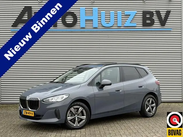 BMW 2-serie Active Tourer 218i Trekhaak Panoramadak Stuurwielverwarming Stoelverwarming LED Achterui...