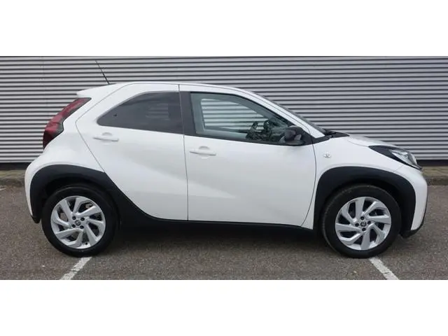 Toyota Aygo X 1.0 12V VVT-i First I NL-Auto I 100% dealer I Clima I Cruise I
