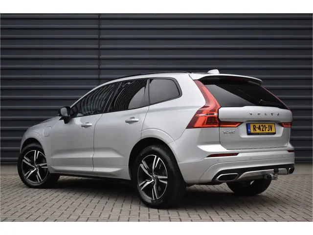 Volvo XC60 2.0 Recharge T8 AWD R-Design | Panorama | Elek. Trekhaak | Stoelverwarming voor + achter...