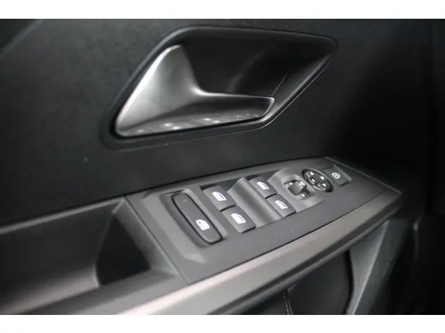 Peugeot e-3008