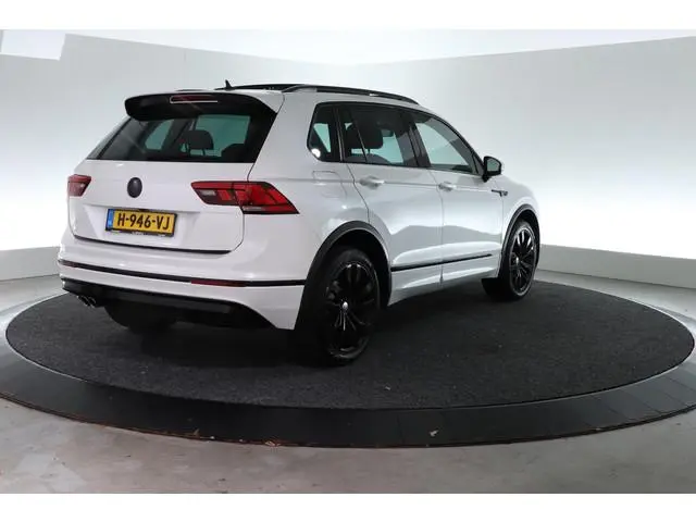 Volkswagen Tiguan 2.0 TSI 4Motion Highline | SCHUIF-KANTEL DAK | TREKHAAK | 360 CAMERA |