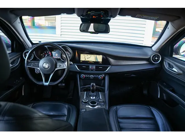 Alfa Romeo Giulia 2.0 T AWD Gepantserd 280 PK | Diplomatiek veiligheidsglas | Ex-regeringsauto Italië | Unieke historie