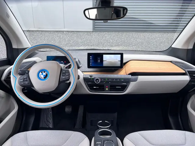 BMW i3 Executive 120Ah 42 kWh*Galvanic Gold*& Loft/Sunroof/Adaptive/W-pomp/3-fase