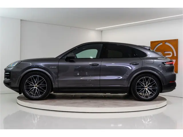 Porsche Cayenne Coupé 3.0 E-Hybrid 470PK | InnoDrive | Bose | Trekhaak | Sportchrono | VOL! Fabrieks...
