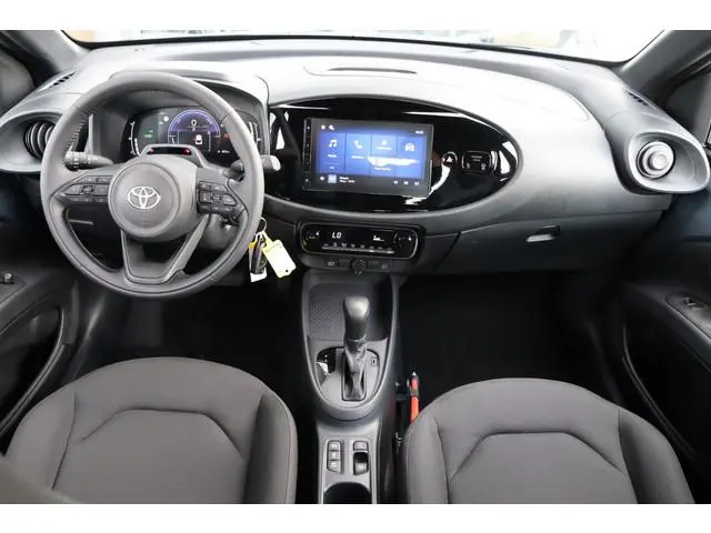 Toyota Aygo X Hybrid 115 play Go Pack, LM velgen Nieuw en direct leverbaar met € 1.750,- Inruilvoord...