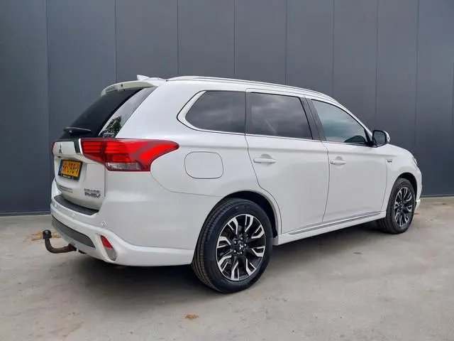Mitsubishi Outlander 2.0 PHEV Executive LPG CAMERA ALCANTARA LEER LED TREKHAAK ECC NAVI CRUISE