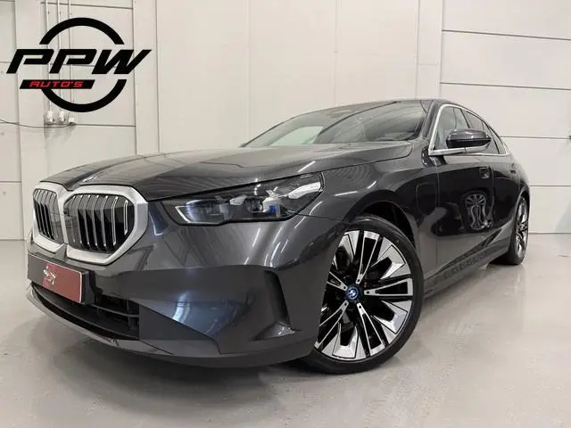 BMW 5-serie 530e Edition PANO/H&K/HEAD-UP/LEER-SPORT/CURVED-DISPLAY/SOH 94%/360CAMERA/20"/LED-ADAPTI...