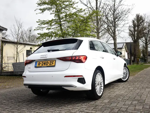Audi A3 Sportback 30 TFSI Advanced edition 1e-Eig. & Dealer-Onderh. BOVAG-Garantie. NL-Auto.