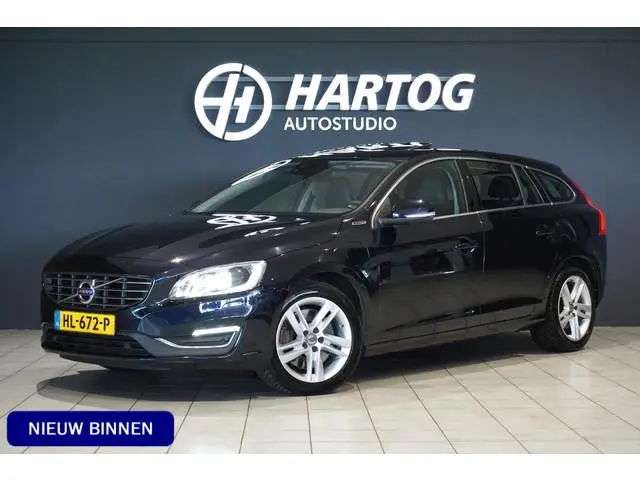Volvo V60 2.4 D6 Twin Engine R-Design * dealer onderhouden * + PANODAK / STANDKACHEL / MEMORY