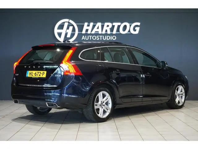 Volvo V60 2.4 D6 Twin Engine R-Design * dealer onderhouden * + PANODAK / STANDKACHEL / MEMORY
