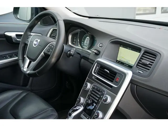Volvo V60 2.4 D6 Twin Engine R-Design * dealer onderhouden * + PANODAK / STANDKACHEL / MEMORY