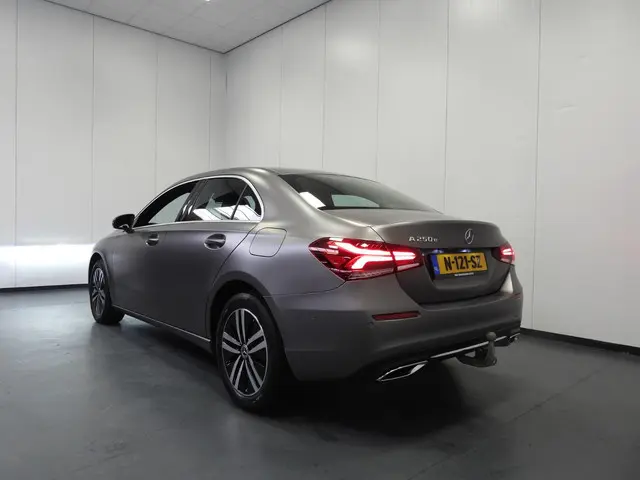 Mercedes-Benz A-Klasse A250e Luxury Limited LEER/CAMERA/SFEER/TREKH./17"LMV!