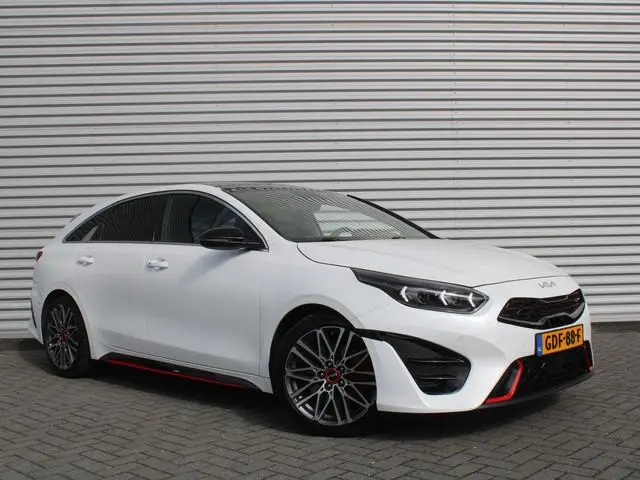 Kia ProCeed 1.6 T-GDI GT | 204PK! | Stuur-/stoelverwarming | Schuifdak | Camera | Stoelgeheugen | LE...