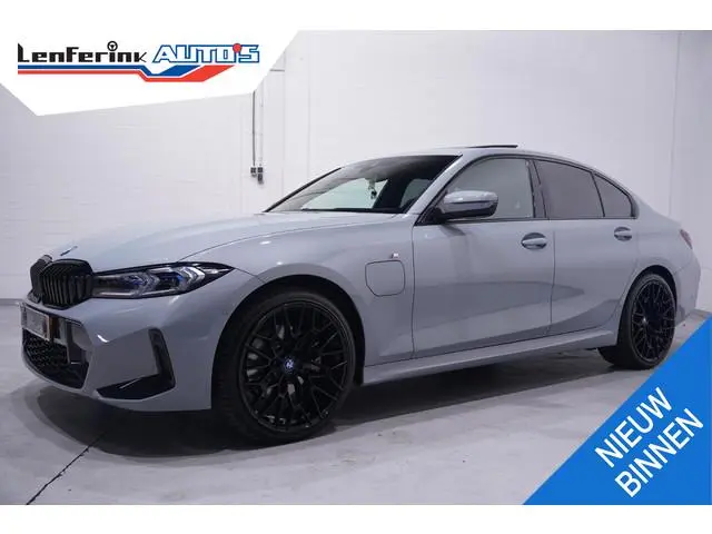 BMW 3-serie 330e M Sport Head up Schuifdak Camera Memory Shadowline 20 Inch Apple Carplay Travelpakk...