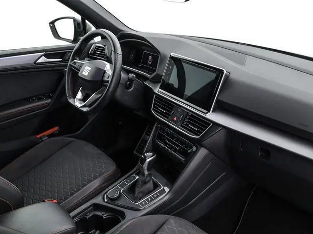 SEAT Tarraco 1.5 TSI 150pk DSG FR Business Intense 7p. · 360 Camera · Wegklapbare Trekhaak · 7 Perso...