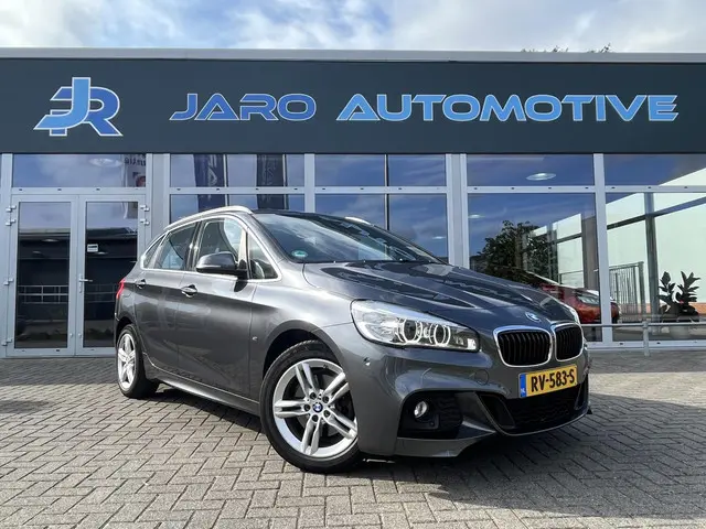 BMW 2-serie Active Tourer 220i High Executive | M-Sport | HUD | Automaat | Trekhaak afneembaar 1.500...