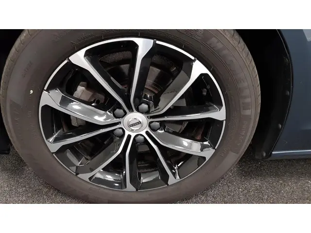 Volvo V60 2.0 B4 197 pk Automaat Momentum Pro  Navigatie Climate control Adaptive cruise Control Led...