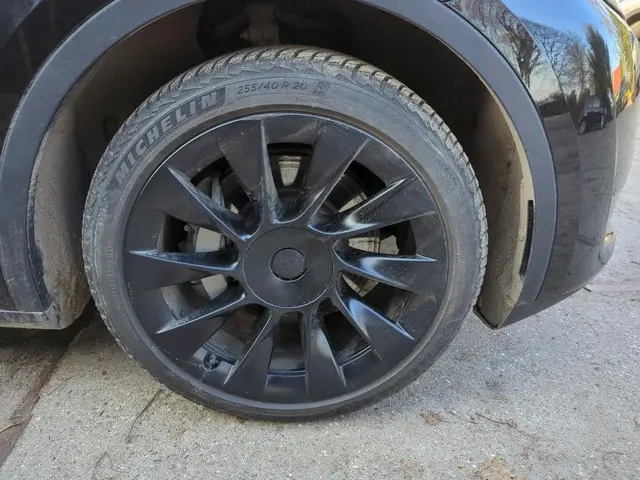 Tesla Model Y Long Range RWD 75 kWh | LMV Zwart 20" Turbine | Leer | Stoelverwarming V+A | Pano | Fu...