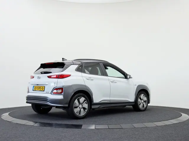 Hyundai Kona EV Premium 64 kWh | Warmtepomp | Leder | Zwart dak