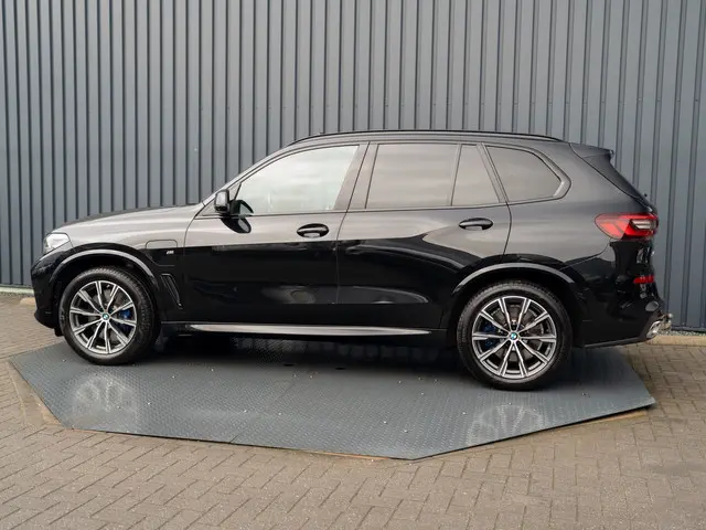 BMW X5 xDrive45e High Executive | M-Sport | Pano | Trekhaak | 360 Camera | Head Up | Luchtvering | Prijs Rijklaar!!