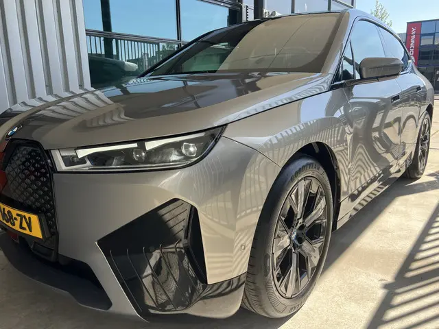 BMW iX