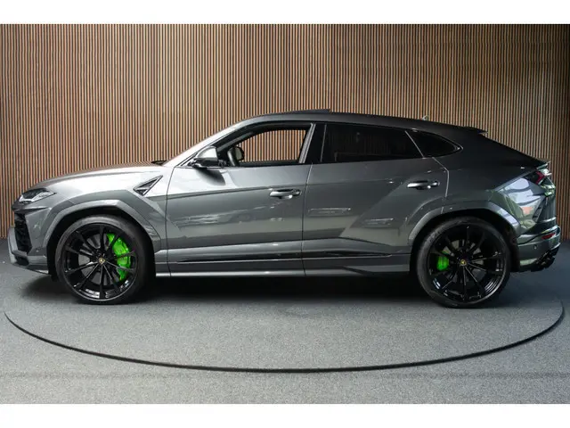 Lamborghini Urus 4.0 V8 HUD Panodak Leer ACC Ceramic Akrapovic Keyless 360 Camera B&O Massage Alcantara hemel Elektr. achterklep Elektr. verstelbare stoelen met memory Afneemb. trekhaak Softclose Achterasbesturing Elektr. verstelbare stuurwiel Navi Stoelverwarming voor & achter Stuurverwarming Stoelventilatie PDC LM ve