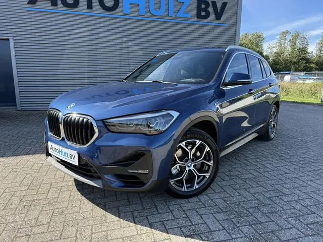 BMW X1 xDrive 25e Advantage Panoramadak Trekhaak LED Achteruitrijcamera Navi Pro HiFi-speakersysteem...