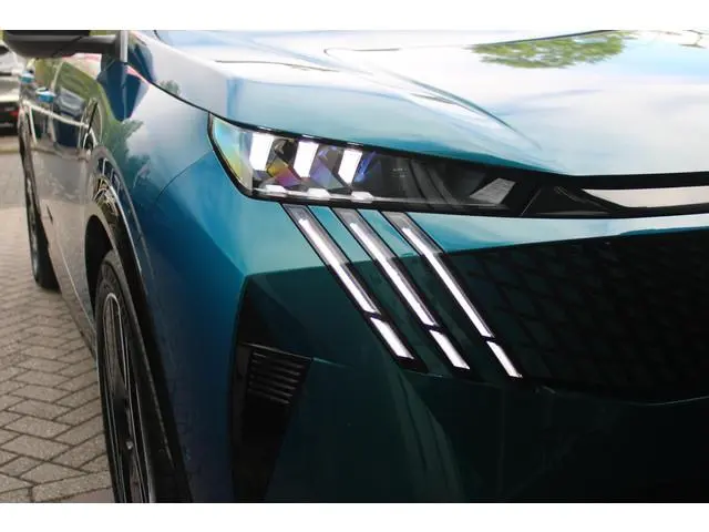 Peugeot e-5008