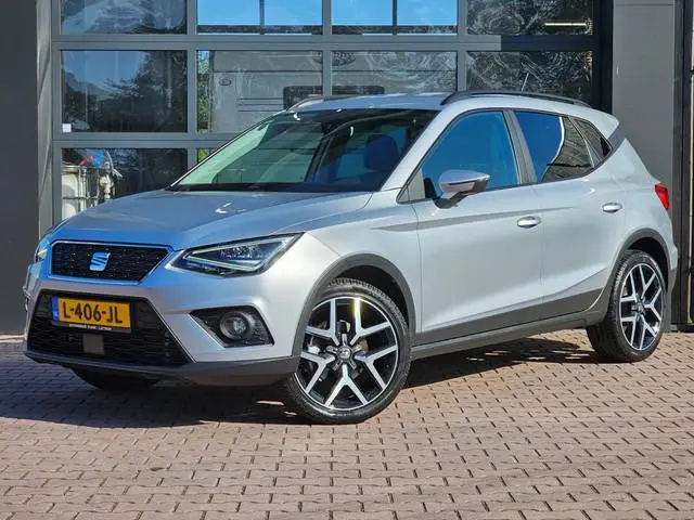 SEAT Arona 1.0 TSI Xcellence Business Intense | Automaat | LED | Full Link | PDC | Navi | App-connec...