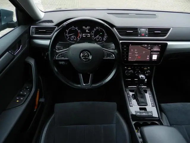 Skoda Superb Combi 1.4 TSI ACT Style Business - ACC - Park.H V&A - Park Cam - Panoramadak - Apple Ca...