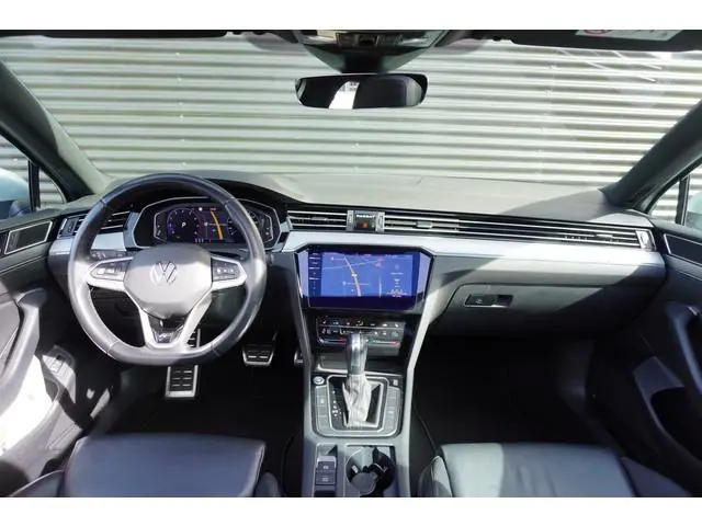 Volkswagen Passat Variant 1.5 TSI Automaat R-Line Panoramadak Apple Carplay Digitaal dashboard Navig...