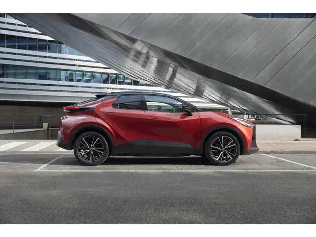 Toyota C-HR 2.0 Plug-in Hybrid 220 Active €37.395,- RIJKLAAR! Nu €2.600,- voordeel! Nu extra scherp...