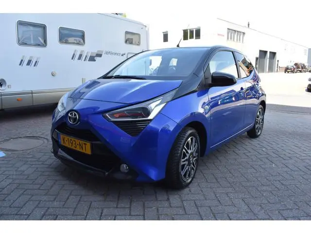 Toyota Aygo 1.0 VVT-i x-clusiv Airco Parkeer camera Cruise control 2-tone