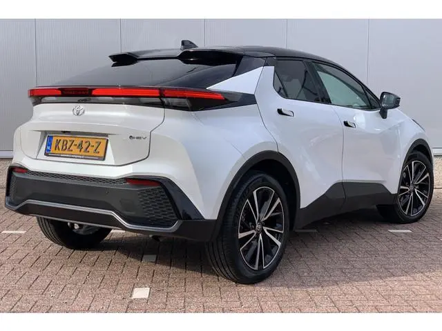 Toyota C-HR 1.8 Hybrid 140 Executive / Stoelverwarming / JBL / Memory / Bi-Tone / 19" / Camera /
