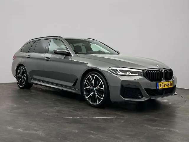 BMW 5-serie Touring 530e High Executive M-Sport BERNINAGRAU - LED -CARPLAY- 20 INCH