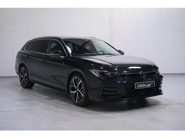 Volkswagen Passat R-line 150 PK DSG Panodak camera IQ Light Stoel-/stuurverwarming Apple Carplay R-L...