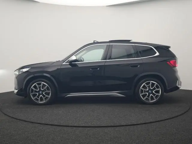BMW iX1 xDrive30 X Line 67 kWh 313pk Dealer O.H. | Trekhaak Af Fabriek | Panodak | Head Up | Adaptiv...