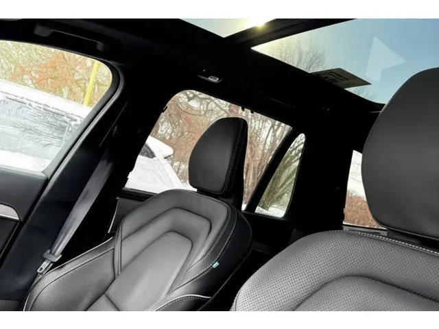 Volvo XC90 2.0 T8 AWD 335kW/456pk Aut8 Recharge Long Range Ultra Bright LUCHTVERING + PANORAMADAK + HARMAN/KARDON + STOELVERWARMING V&A + STUURVERWARMING + NAPPALEDER + ADAPT.CRUISE + BLIS + GOOGLE DASH&SERVICES + 360 CAMERA + PARKSENSOREN + 21" LM-VELGEN!!