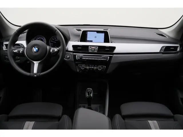 BMW X1 sDrive18i High Executive Edition LED, Navigatie, Sportstoelen, Stoelverwarming, PDC