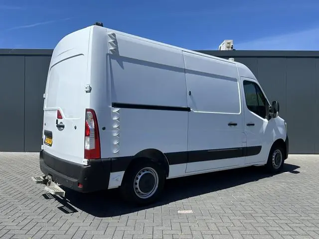 Renault Master 2.3 dCi 150 PK / L2H2 / TREKHAAK / CAMERA / AIRCO / CRUISE / 2.500 KG AHG