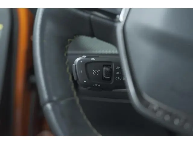 Peugeot e-2008 EV GT Pack 50 kWh | 92,6% SOH | Panoramadak | Adaptieve Cruise Control | Alcantara Be...