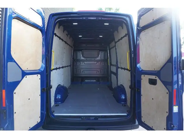 Volkswagen Crafter 140pk L3H3/L2H2 Apple Carplay Trekhaak Parkeersensoren Cruise control 3-Zits Stoe...