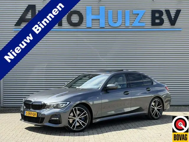 BMW 3-serie 330i High Executive M Sport Schuif-/ Kanteldak 19 Inch Wegklapbare trekhaak Achteruitrij...