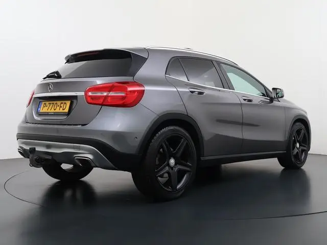 Mercedes-Benz GLA-klasse 200 Prestige Panoramadak ECC Camera Led Trekhaak Stoelverwarming