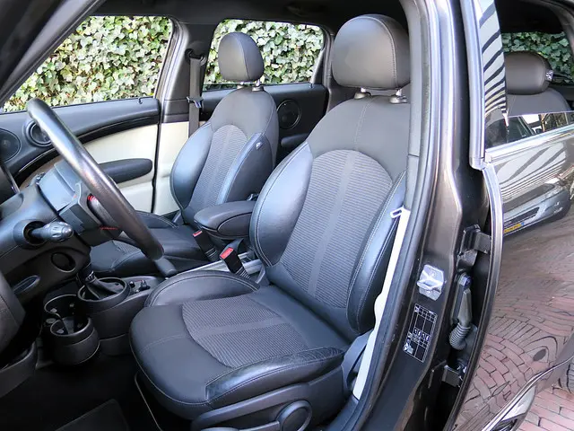 MINI Countryman 1.6 Cooper S Chili R60 automaat met Pano, Xenon, Navi, HK, JCW en 19"