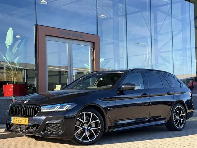 BMW 5-serie Touring 530e xDrive M-Sport | SOH 95% | ACC | Elek. Trekhaak | Sfeerverlichting | Harman...