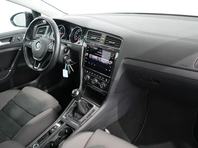 Volkswagen Golf 1.0 TSI Comfortline Business | ACC | Carplay | ErgoActive | Stoelverwarming |